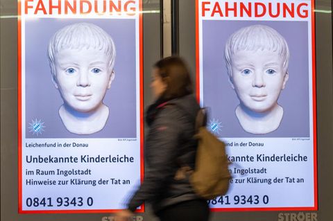 Eine Frau geht am Münchener Ostbahnhof an einem digitalen Fahndungsplakat vorbei. Nach einem Aufruf der Polizeibehörde Interpol gibt es nun Hinweise