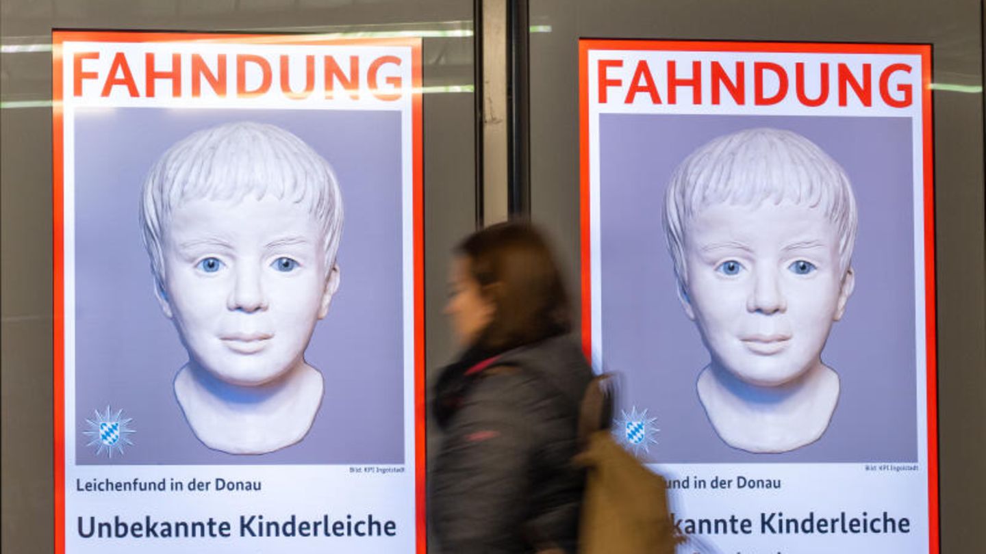 Eine Frau geht am Münchener Ostbahnhof an einem digitalen Fahndungsplakat vorbei. Nach einem Aufruf der Polizeibehörde Interpol gibt es nun Hinweise