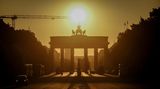 Berlin, Deutschland. Die Sonne geht hinter dem Brandenburger Tor auf und verspricht einen weiteren heißen Spätsommertag. Viele Bürger hatten sich schon auf einen goldenen Herbst eingestellt – doch der lässt noch auf sich warten.