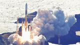 Kagoshima, Japan. Eine Trägerrakete vom Typ H2A düst vom Tanegashima Space Center Richtung Mond. Dort soll sie die Ursprünge des Universums erforschen. Bis das Gefährt auf dem Mond landet, werden noch Monate vergehen. Im letzten Jahr hatte Japan schon zweimal Sonden ins All geschickt. Beide Missionen waren gescheitert.