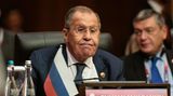 Jakarta, Indonesien. Da schaut aber einer bedröppelt drein. Russlands Außenminister Sergej Lawrow ist zum Gipfeltreffen der Asean-Staaten angereist. Dort hat der chinesische Ministerpräsident Li Qiang vor einer Block-Bildung und einem neuen Kalten Krieg gewarnt. Wahrscheinlich nicht ganz das, was Lawrow hören wollte.