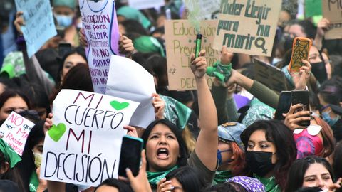 Frauen demonstrieren. Schilder mit Texten sind zu sein. Eins sagt auf Spanisch "Mein Körper - Meine Entscheidung"