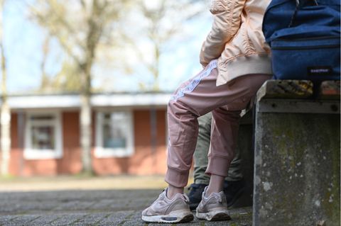 Eine Schülerin in einer zartrosa Jogginghose (Archivbild)
