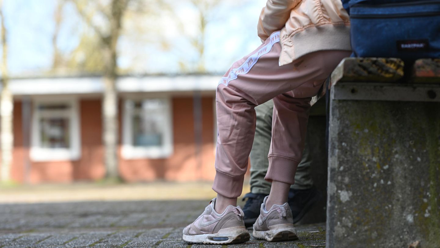 Eine Schülerin in einer zartrosa Jogginghose (Archivbild)