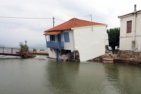 Griechenland, Horto: Ein Haus steht schräg im Hochwasser, nach starken Regenfällen