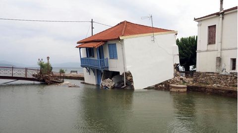 Griechenland, Horto: Ein Haus steht schräg im Hochwasser, nach starken Regenfällen