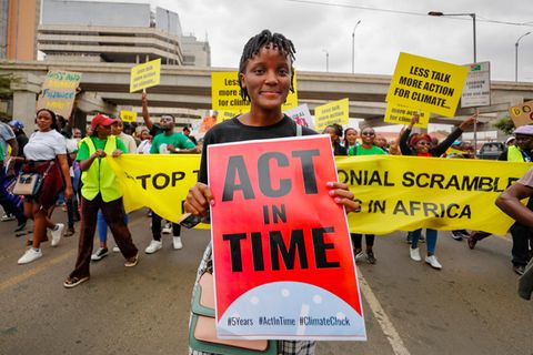 Die Aktivistin Vanessa Nakate aus Uganda nimmt an einem Klimaprotest zu Beginn des Afrikanischen Klimagipfels teil