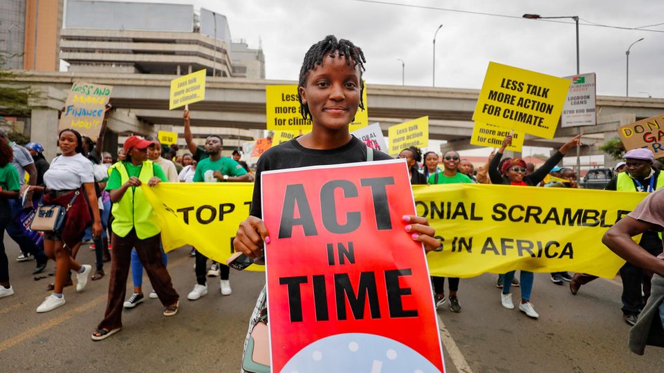 Die Aktivistin Vanessa Nakate aus Uganda nimmt an einem Klimaprotest zu Beginn des Afrikanischen Klimagipfels teil