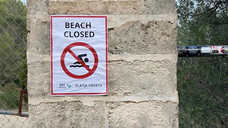Fake-Warnschild Einheimische sind genervt vom Massentourismus – Fake-Warnschilder sollen Touristen vertreiben
