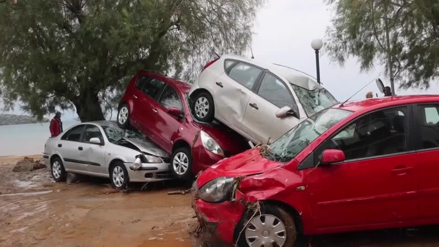 -Es-war-entsetzlich-Hochwasser-Alarm-in-Griechenland