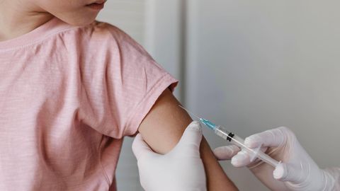 Mädchen beim Impfen