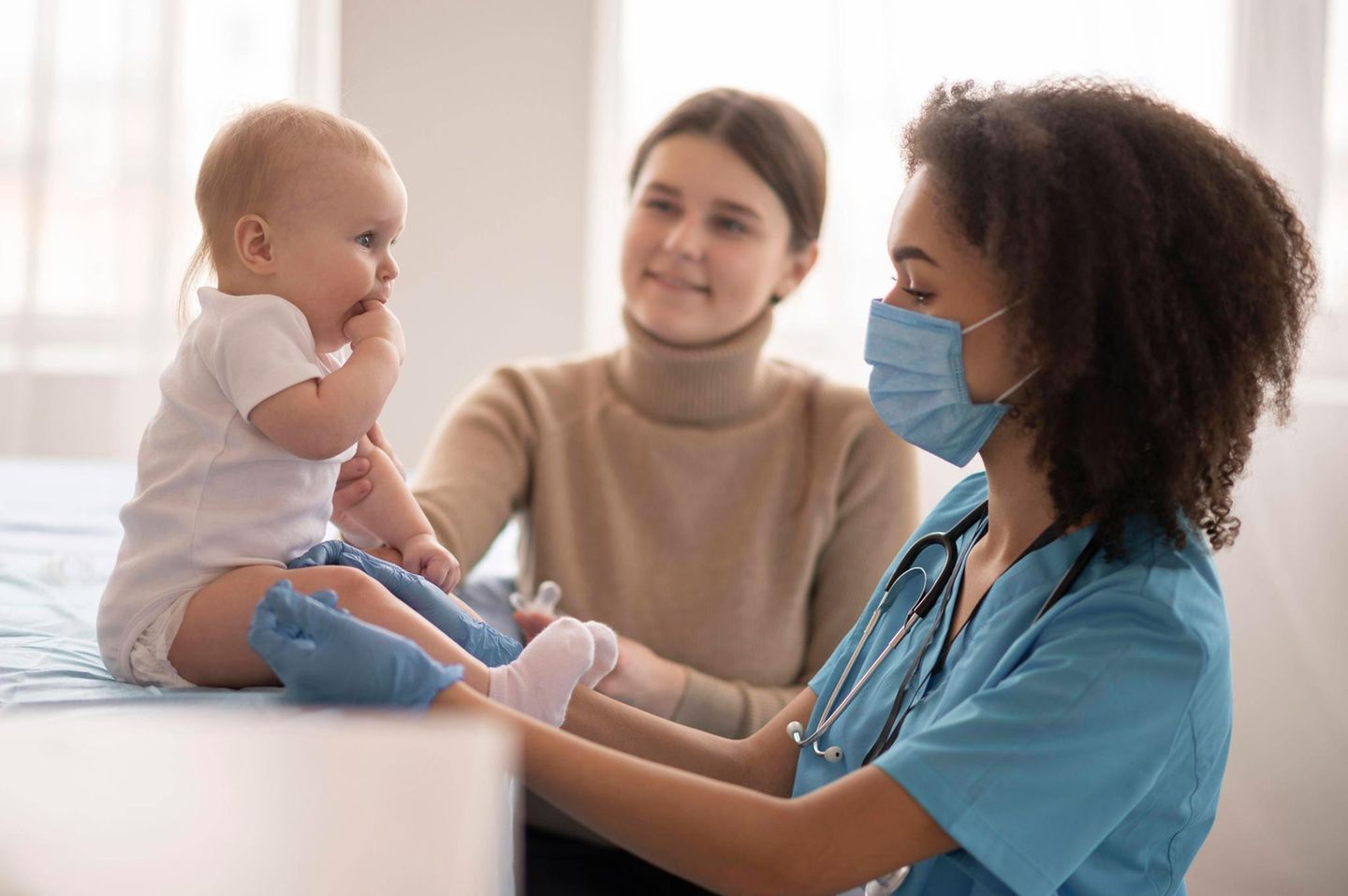 Impfquote: Baby mit Ärztin und Mutter