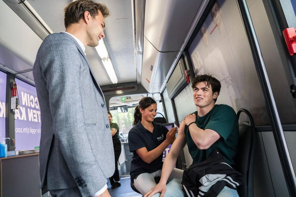 Junger Mann im "Impfbus"