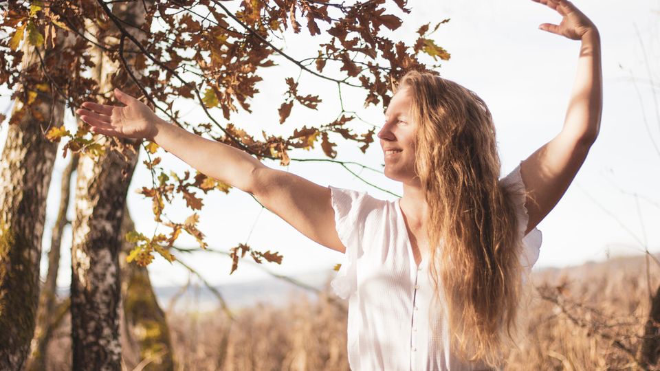 Patricia Marek steht vor einem Baum