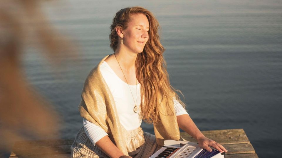 Patricia Marek spielt Harmonium an einem See