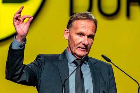 BVB-Geschäftsführer Hans-Joachim Watzke: demnächst dann mit eckigem Ball