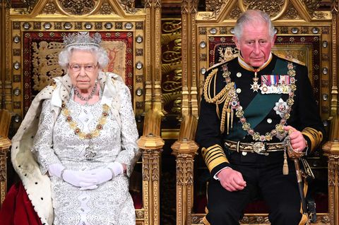 Queen Elizabeth II. und der damalige Prinz Charles sitzen nebeneinander auf goldenen Thronen