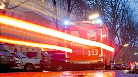Rettungsdienst: Ein Notarzt-Fahrzeug rast über eine Straße