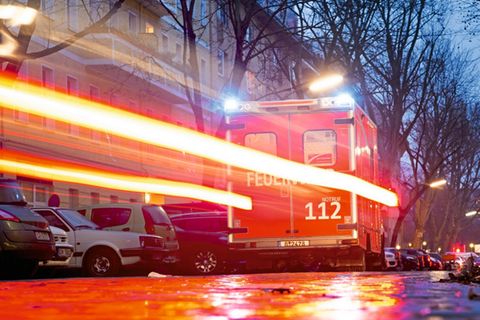 Rettungsdienst: Ein Notarzt-Fahrzeug rast über eine Straße