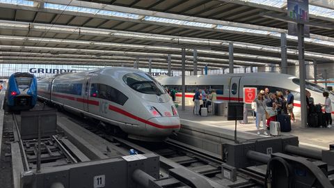 Züge stehen am Hauptbahnhof in München still