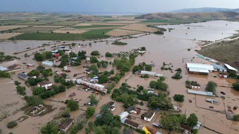 Hochwasser umgibt Häuser und Bauernhöfe nach dem Rekordregen in der Region Thessalien, in Griechenland