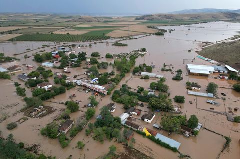 Hochwasser umgibt Häuser und Bauernhöfe nach dem Rekordregen in der Region Thessalien, in Griechenland