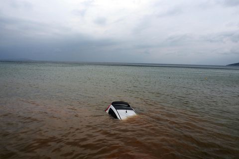 Griechenland: Ein Auto ist nach einem Rekordregen halb im Meer versunken