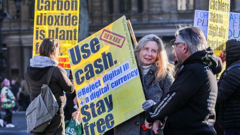 Eine Frau demonstriert gegen die angeblich geplante Abschaffung von Bargeld