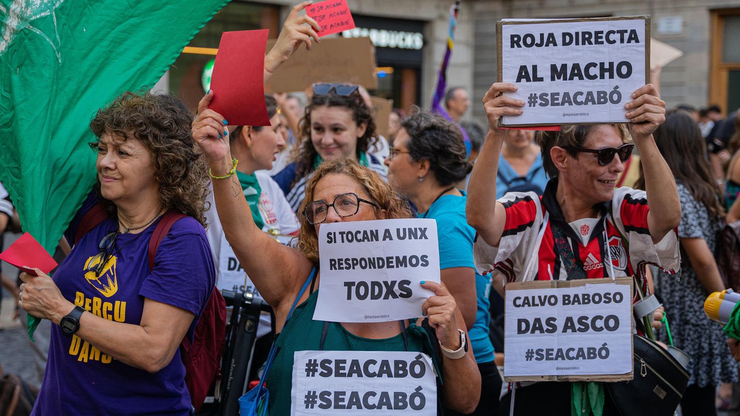 Frauen protestieren gegen Rubiales