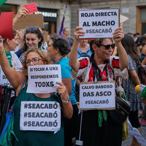 Frauen protestieren gegen Rubiales