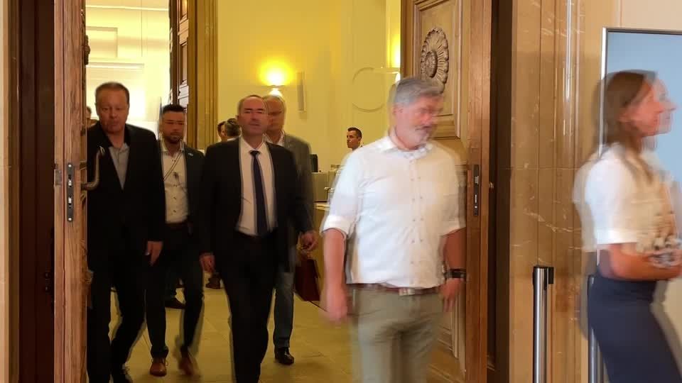Video: "Keine klärenden Worte" - Opposition kritisiert Aiwanger nach Sondersitzung Video: "Keine klärenden Worte" - Opposition kritisiert Aiwanger nach Sondersitzung