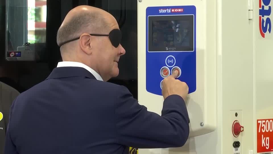 Video: Scholz am Knöpfchen bei der BVG