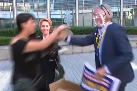 Ryanair-Chef wird von Klima-Aktivisten mit Torte beworfen – und spricht danach cool weiter mit Sahne im Gesicht