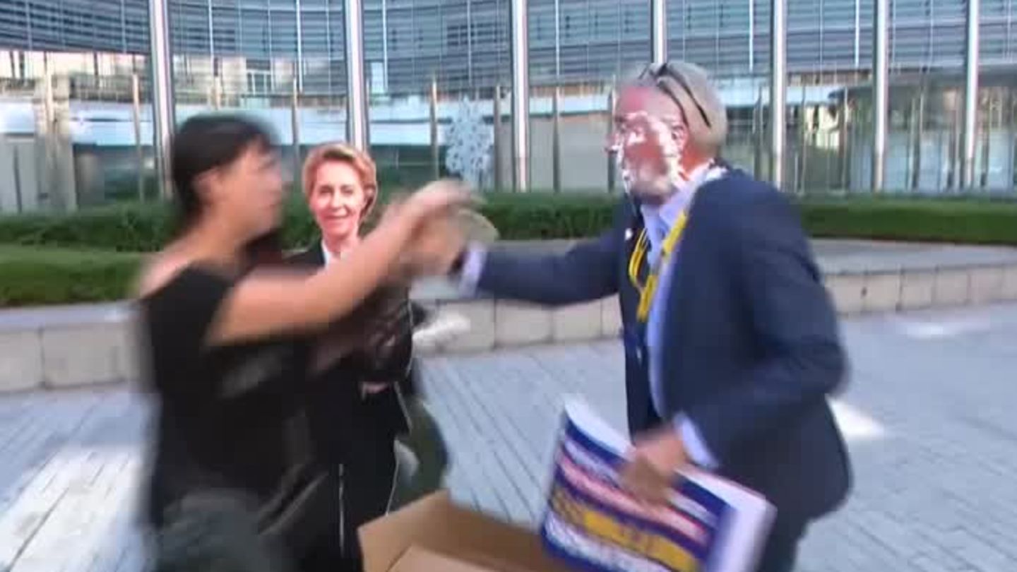 Ryanair boss Michael O’Leary is pelted with cake