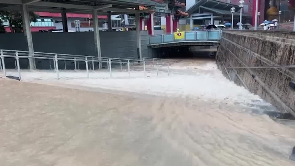 Rekordniederschläge: Höchste Alarmstufe in Hongkong: Sintflutartiger Regen lässt U-Bahn-Stationen volllaufen