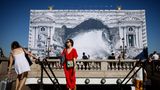 Paris, Frankreich. Frauen an der Metrostation vor der Opera Garnier. Von dem imposanten Gebäude ist derzeit aber nicht viel zu sehen – abgesehen von den beiden goldenen Engelsstatuen auf dem Dach. Das Gebäude wird bis Ende 2024 renoviert. Bis dahin ist die Fassade mit einer Leinwand von dem bekannten französischen Street-Art-Fotograf "JR" verhüllt.