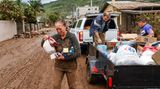 Rio Grande do Sul, Braslien. Eine Frau weint, nachdem sie Lebensmitteln von Helfern erhalten hat. Der Süden Brasiliens wurde von einem verheerenden Zyklon heimgesucht. 36 Menschen starben, viele haben ihre Lebensgrundlage verloren.