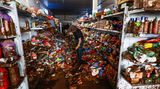 Rio Grande do Sul, Braslien. Dieser Mann ist damit beschäftigt, seinen Laden nach dem Zyklon aufzuräumen. 60 Städte wurden überflutet, Tausende Menschen mussten fliehen.