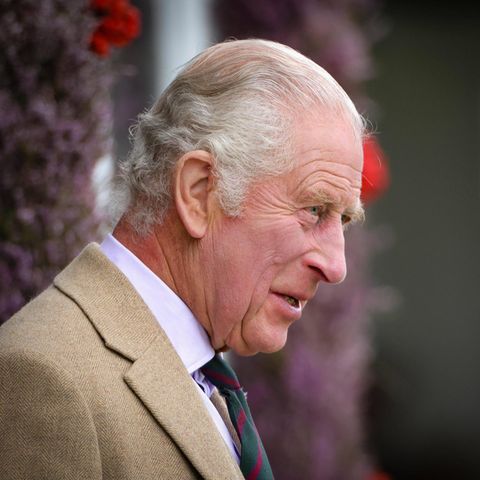 König Charles III., ein Mann mit grauem Haar und im Anzug, von der Seite