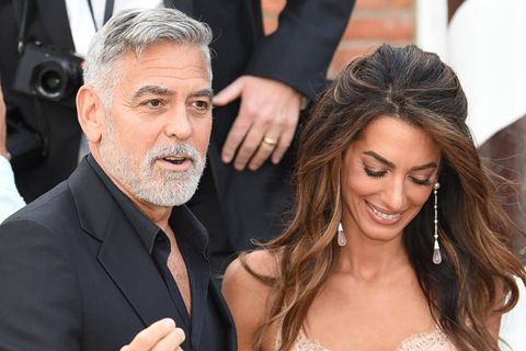 Amal und George Clooney spazieren durch Venedig