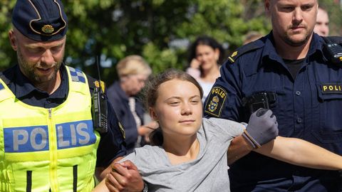 Greta Thunberg, hier bei ihrer Verhaftung durch zwei schwedische Polizisten wegen einer Protestaktion