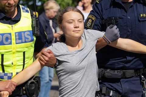 Greta Thunberg, hier bei ihrer Verhaftung durch zwei schwedische Polizisten wegen einer Protestaktion