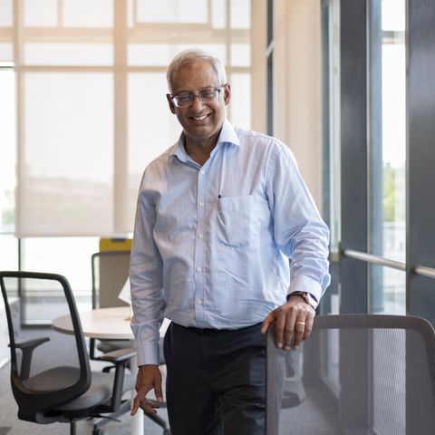 Soumitra Bhattacharya steht in einem Büro