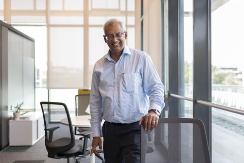 Soumitra Bhattacharya steht in einem Büro