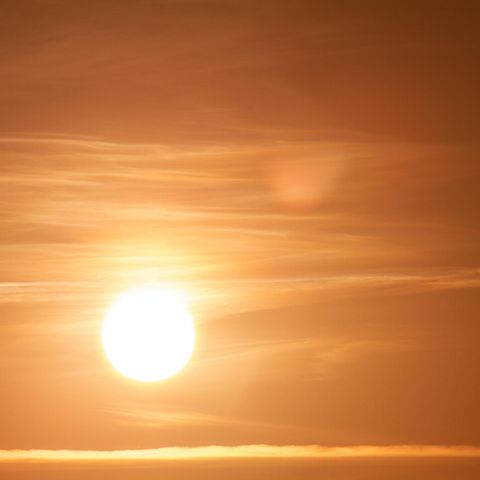 Wie ein Schleier vor der Sonne. Durch einen Geo-Engineering-Einsatz könnte, in etwa so, wie auf diesem Bild, bald dauerhaft unser Himmel aussehen, dafür jedoch der Temperatur-Anstieg durch den Klimawandel aufgehalten werden. (Symbolbild)