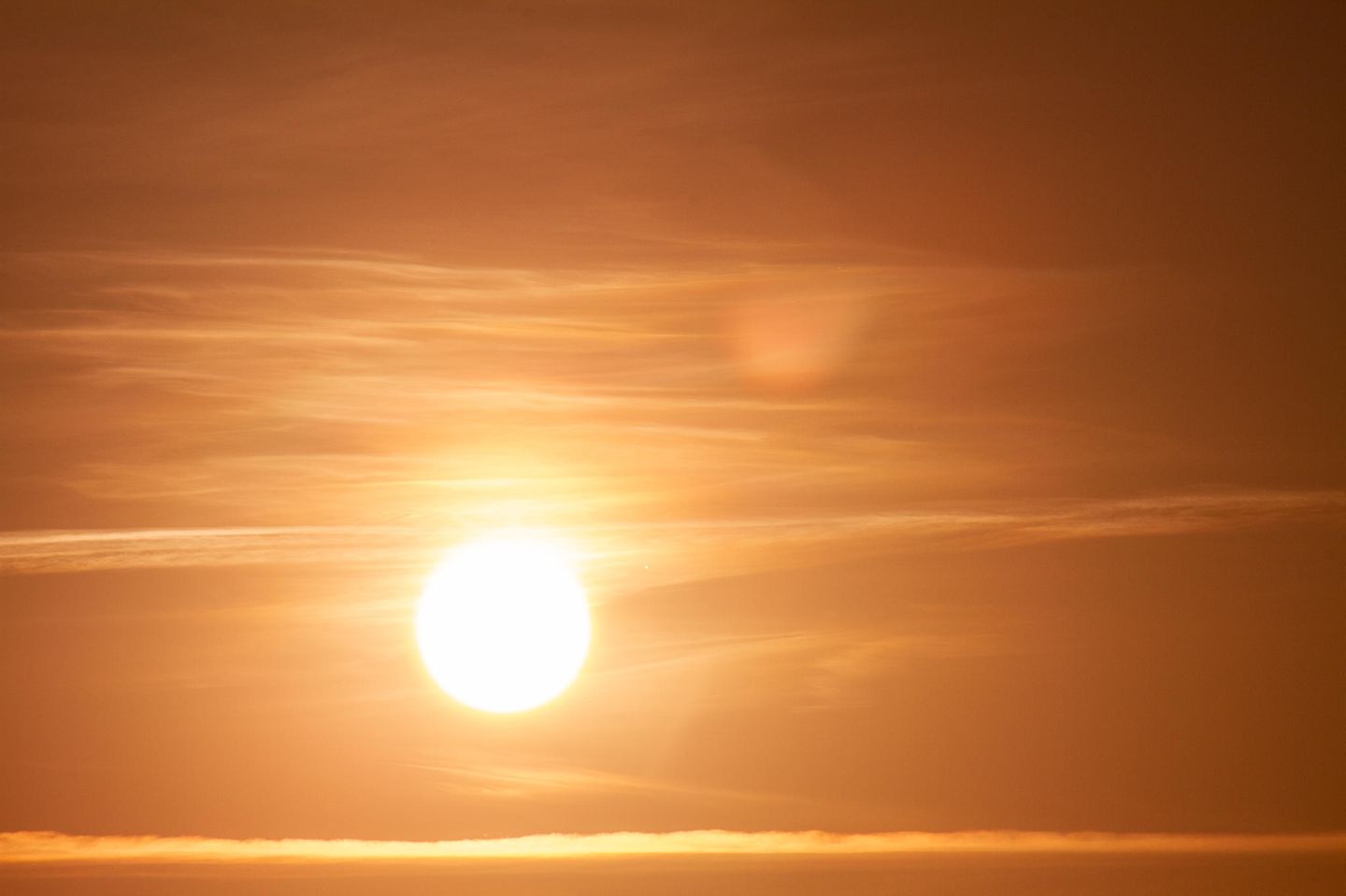 Wie ein Schleier vor der Sonne. Durch einen Geo-Engineering-Einsatz könnte, in etwa so, wie auf diesem Bild, bald dauerhaft unser Himmel aussehen, dafür jedoch der Temperatur-Anstieg durch den Klimawandel aufgehalten werden. (Symbolbild)
