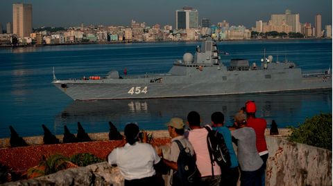 Russisches Militärschiff im Hafen von Havanna