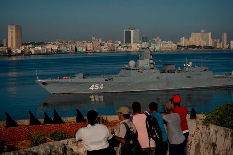 Russisches Militärschiff im Hafen von Havanna