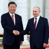 Beim Gipfel in Neu Delhi wird die erste Reihe der Spitzenpolitiker nicht komplett vertreten sein. Vor allem zwei Abwesenheiten stechen heraus. Russlands Präsident Wladimir Putin hat vor dem Hintergrund des Ukraine-Kriegs abgesagt und schickt Außenminister Sergej Lawrow wie schon im vergangenen Jahr als Vertretung. Was noch schwerer ins Gewicht fällt: Chinas Staats- und Parteichef Xi Jinping hat ebenfalls kurzfristig abgewunken, stattdessen kommt Ministerpräsident Li Qiang