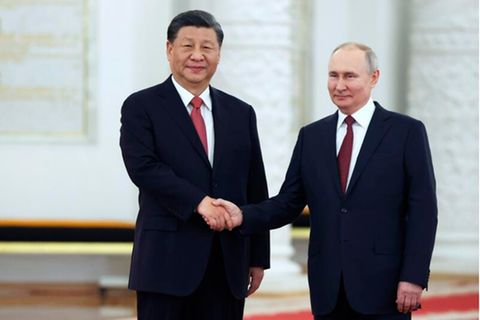Beim Gipfel in Neu Delhi wird die erste Reihe der Spitzenpolitiker nicht komplett vertreten sein. Vor allem zwei Abwesenheiten stechen heraus. Russlands Präsident Wladimir Putin hat vor dem Hintergrund des Ukraine-Kriegs abgesagt und schickt Außenminister Sergej Lawrow wie schon im vergangenen Jahr als Vertretung. Was noch schwerer ins Gewicht fällt: Chinas Staats- und Parteichef Xi Jinping hat ebenfalls kurzfristig abgewunken, stattdessen kommt Ministerpräsident Li Qiang
